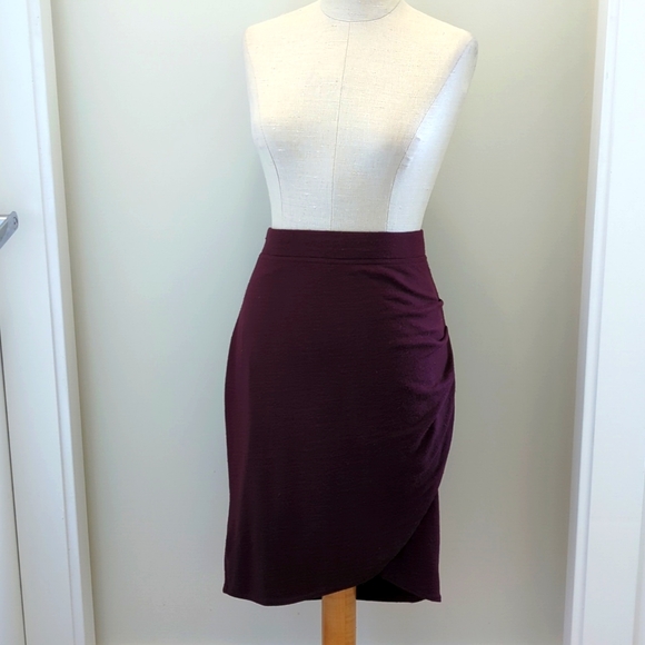 Wilfred Dresses & Skirts - Wilfred free high waisted pencil skirt with rushing on the side in Burgu…